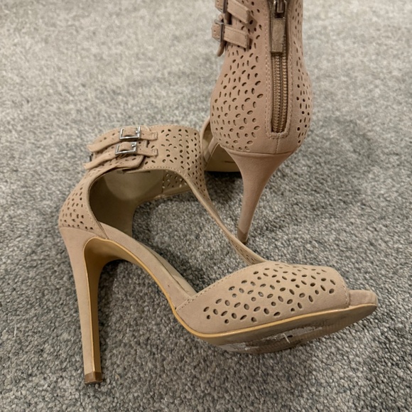 Woman's heels - Picture 2 of 2